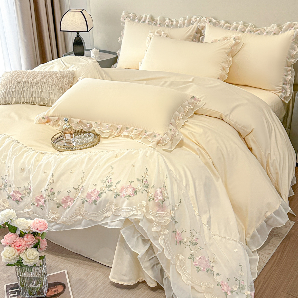 91家纺网 家纺一手货源 找家纺 绒掌柜家纺（品质焕新） 2026新品100S长绒棉蕾丝花边精密刺绣四件套-巴黎仙子系列-礼盒装 奶昔白