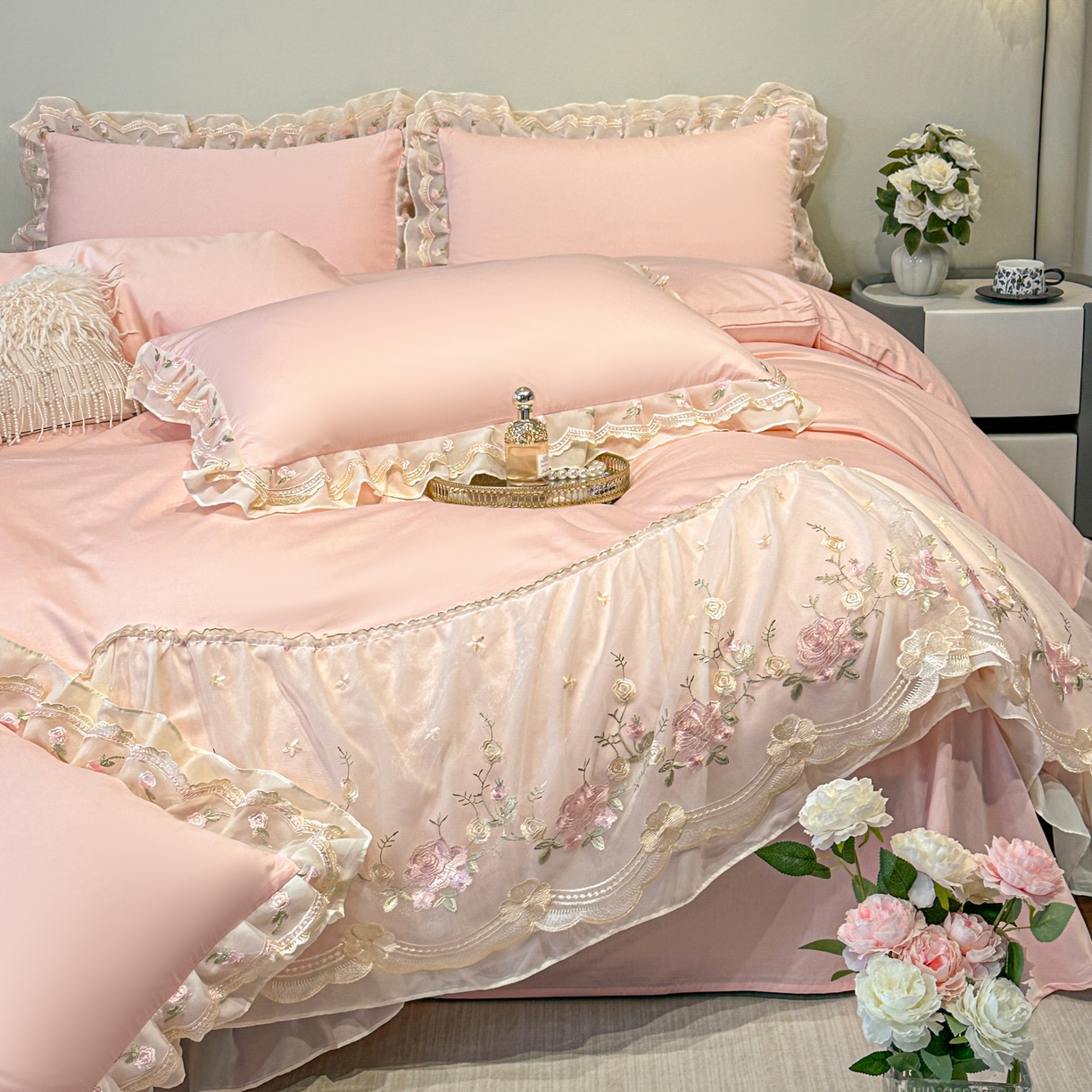 91家纺网 家纺一手货源 找家纺 绒掌柜家纺（品质焕新） 2026新品100S长绒棉蕾丝花边精密刺绣四件套-巴黎仙子系列-礼盒装 玉颜粉