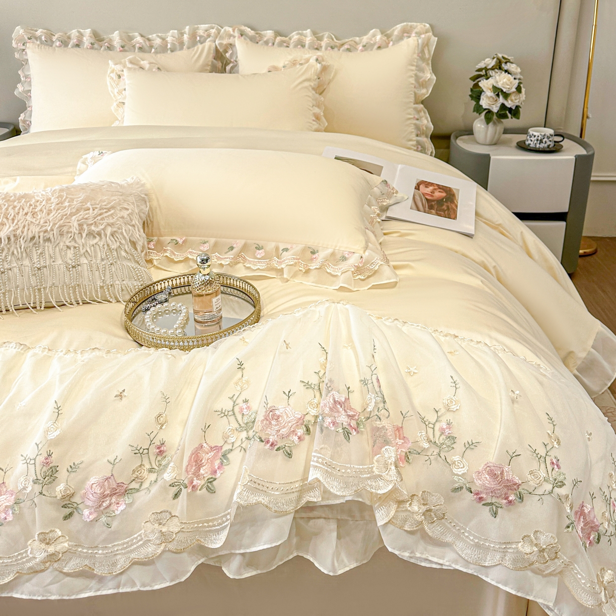 91家纺网 家纺一手货源 找家纺 绒掌柜家纺（品质焕新） 2026新品100S长绒棉蕾丝花边精密刺绣四件套-巴黎仙子系列-礼盒装 奶昔白