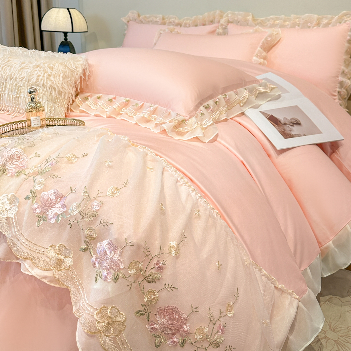 91家纺网 家纺一手货源 找家纺 绒掌柜家纺（品质焕新） 2026新品100S长绒棉蕾丝花边精密刺绣四件套-巴黎仙子系列-礼盒装 玉颜粉