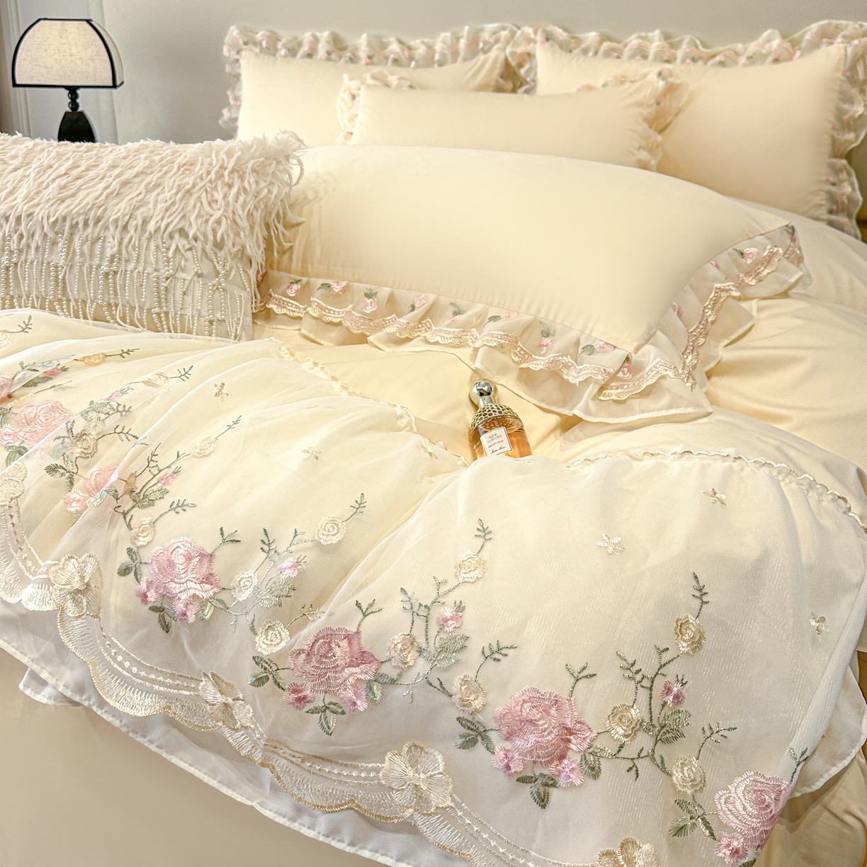 91家纺网 家纺一手货源 找家纺 绒掌柜家纺（品质焕新） 2026新品100S长绒棉蕾丝花边精密刺绣四件套-巴黎仙子系列-礼盒装 奶昔白
