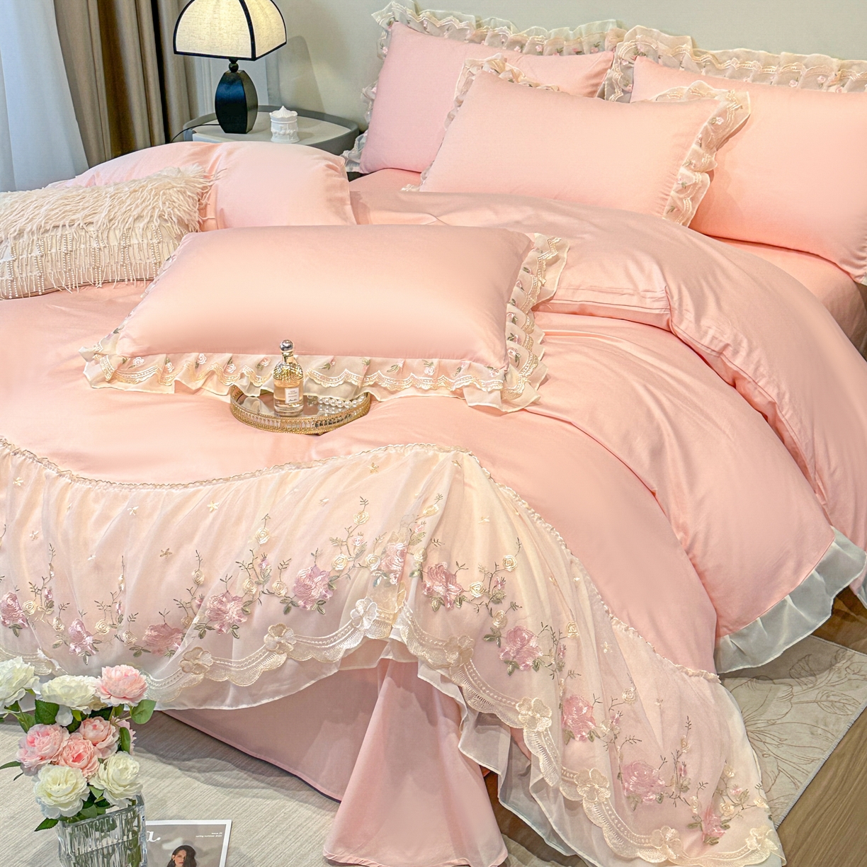 91家纺网 家纺一手货源 找家纺 绒掌柜家纺（品质焕新） 2026新品100S长绒棉蕾丝花边精密刺绣四件套-巴黎仙子系列-礼盒装 玉颜粉
