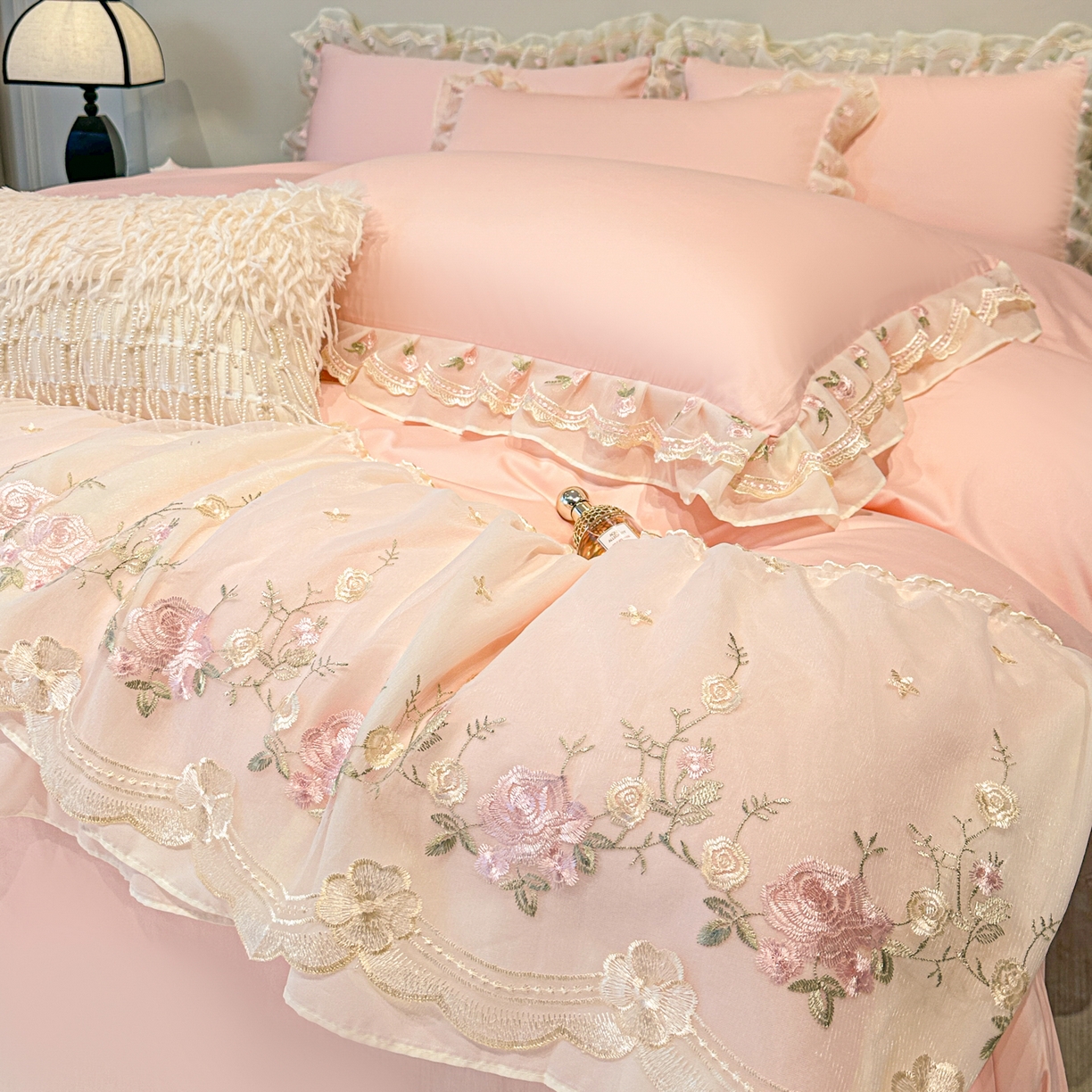 91家纺网 家纺一手货源 找家纺 绒掌柜家纺（品质焕新） 2026新品100S长绒棉蕾丝花边精密刺绣四件套-巴黎仙子系列-礼盒装 玉颜粉