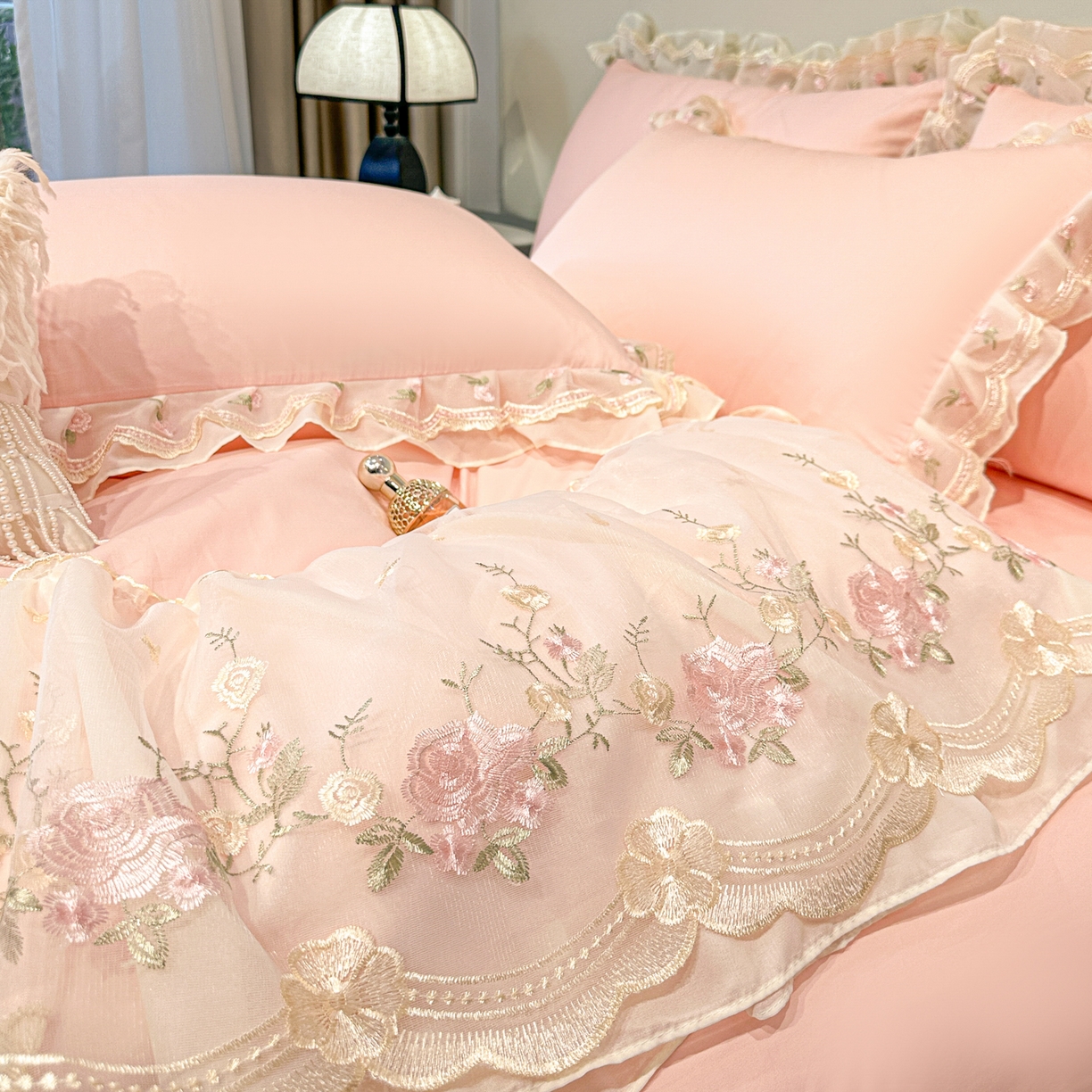 91家纺网 家纺一手货源 找家纺 绒掌柜家纺（品质焕新） 2026新品100S长绒棉蕾丝花边精密刺绣四件套-巴黎仙子系列-礼盒装 玉颜粉