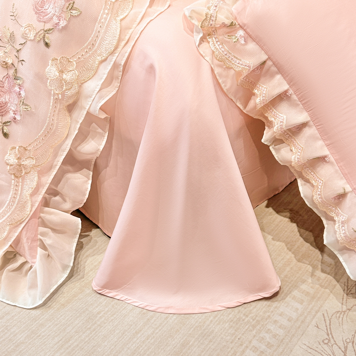 91家纺网 家纺一手货源 找家纺 绒掌柜家纺（品质焕新） 2026新品100S长绒棉蕾丝花边精密刺绣四件套-巴黎仙子系列-礼盒装 玉颜粉