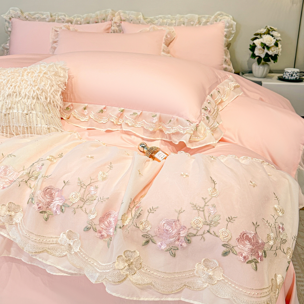 91家纺网 家纺一手货源 找家纺 绒掌柜家纺（品质焕新） 2026新品100S长绒棉蕾丝花边精密刺绣四件套-巴黎仙子系列-礼盒装 玉颜粉