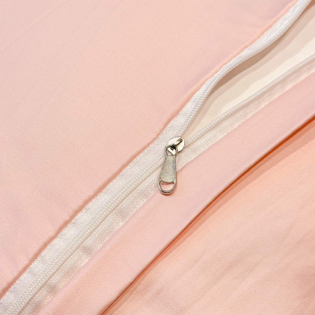 91家纺网 家纺一手货源 找家纺 绒掌柜家纺（品质焕新） 2026新品100S长绒棉蕾丝花边精密刺绣四件套-巴黎仙子系列-礼盒装 玉颜粉