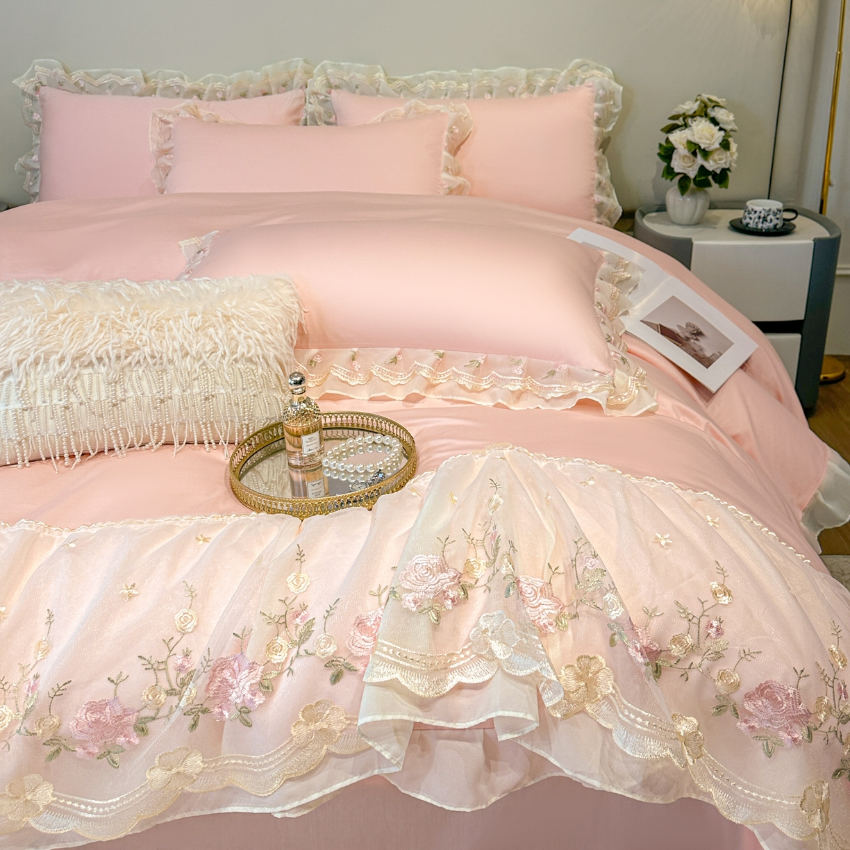 91家纺网 家纺一手货源 找家纺 绒掌柜家纺（品质焕新） 2026新品100S长绒棉蕾丝花边精密刺绣四件套-巴黎仙子系列-礼盒装 玉颜粉