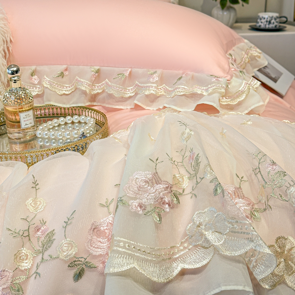 91家纺网 家纺一手货源 找家纺 绒掌柜家纺（品质焕新） 2026新品100S长绒棉蕾丝花边精密刺绣四件套-巴黎仙子系列-礼盒装 玉颜粉