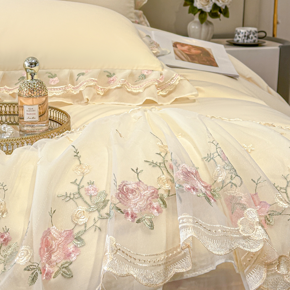 91家纺网 家纺一手货源 找家纺 绒掌柜家纺（品质焕新） 2026新品100S长绒棉蕾丝花边精密刺绣四件套-巴黎仙子系列-礼盒装 奶昔白