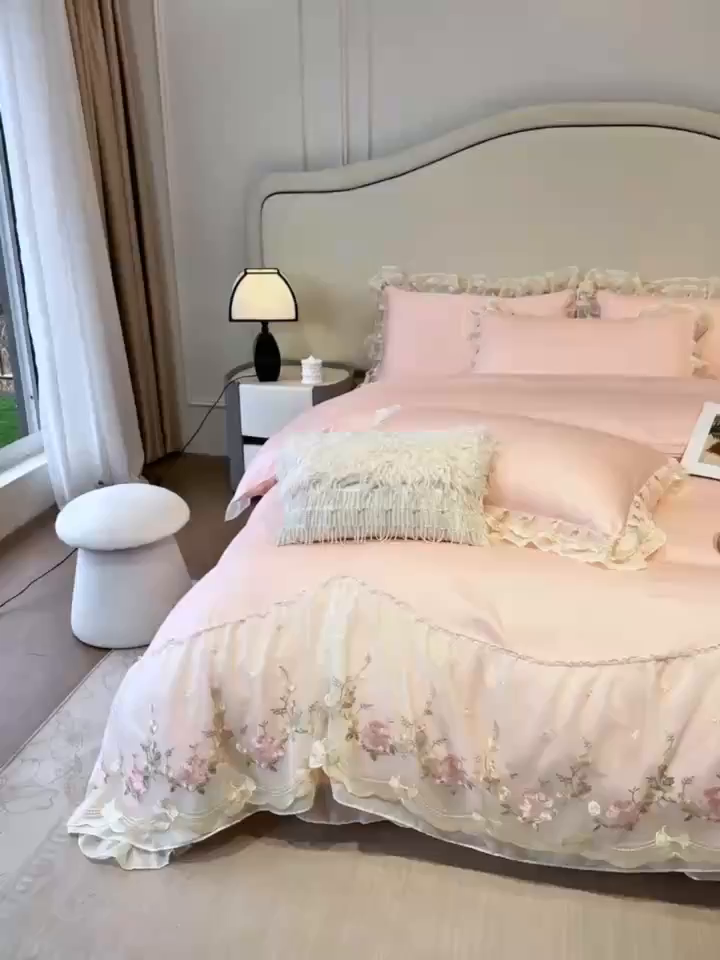 91家纺网 家纺一手货源 找家纺 绒掌柜家纺（品质焕新） 2026新品100S长绒棉蕾丝花边精密刺绣四件套-巴黎仙子系列-礼盒装 玉颜粉