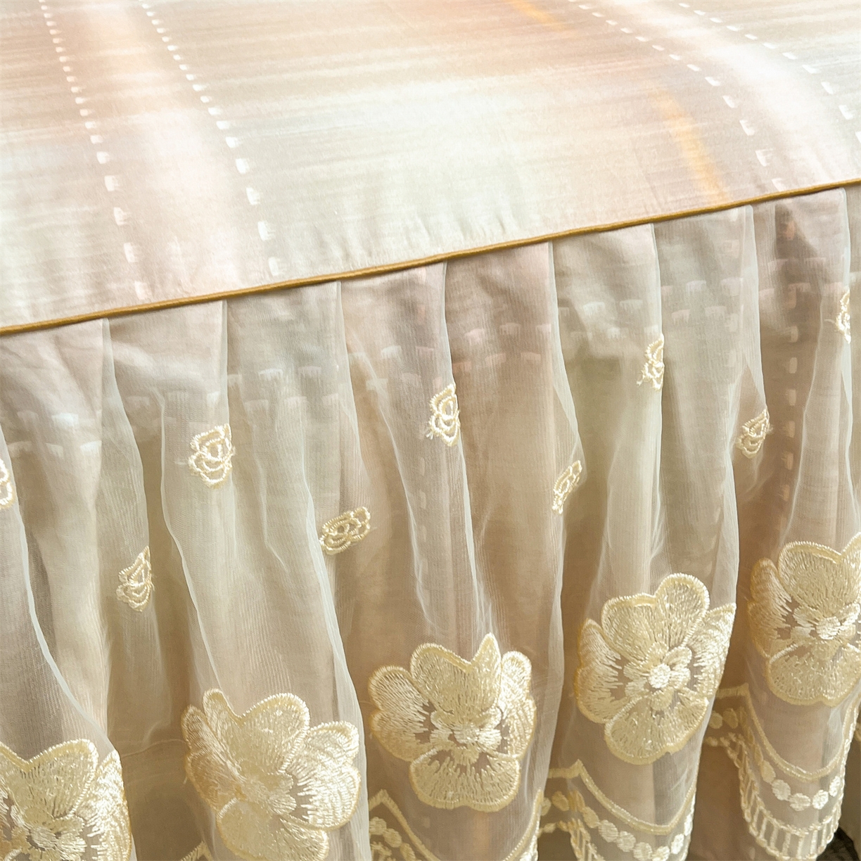 91家纺网 家纺一手货源 找家纺  宜凡家纺 2026新款全棉数码印花单层床裙三四件套①号系列三件套 光之羽 粉