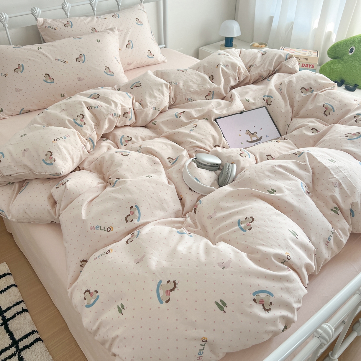 91家纺网 家纺一手货源 找家纺 早晨家纺 2026新款INS减龄可爱风卡通40支全棉纯棉色织水洗棉四件套 粉波点摇摇马