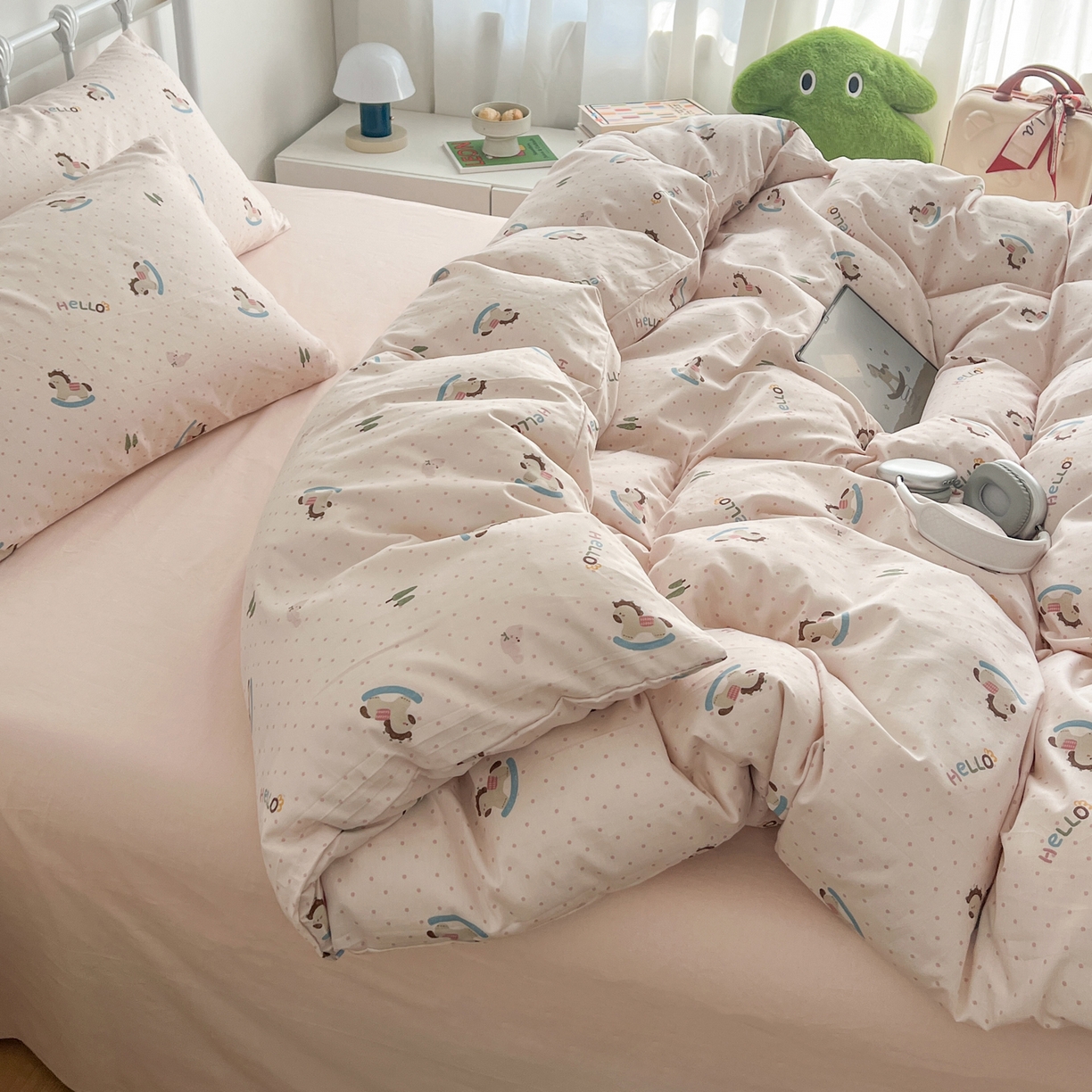 91家纺网 家纺一手货源 找家纺 早晨家纺 2026新款INS减龄可爱风卡通40支全棉纯棉色织水洗棉四件套 粉波点摇摇马