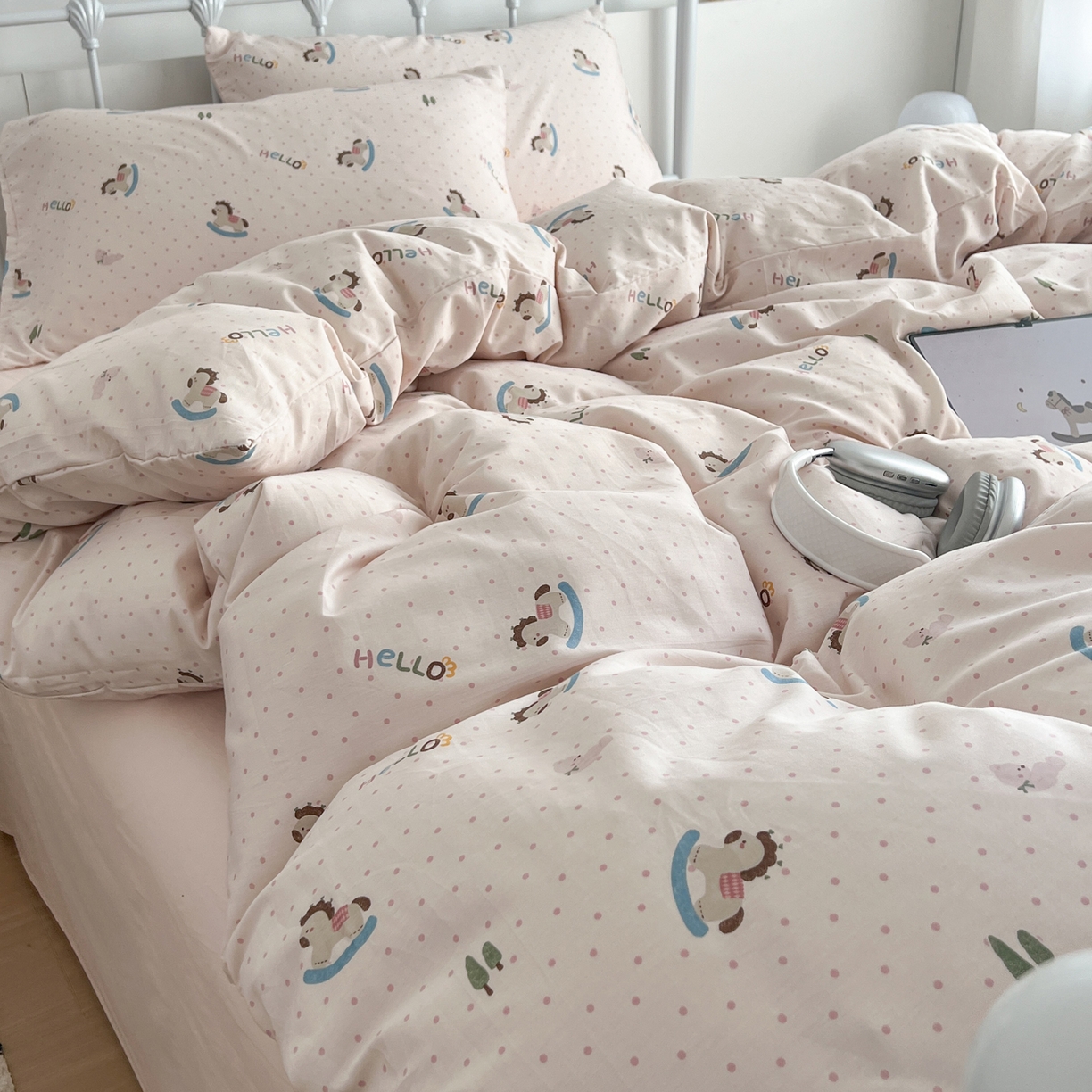 91家纺网 家纺一手货源 找家纺 早晨家纺 2026新款INS减龄可爱风卡通40支全棉纯棉色织水洗棉四件套 粉波点摇摇马