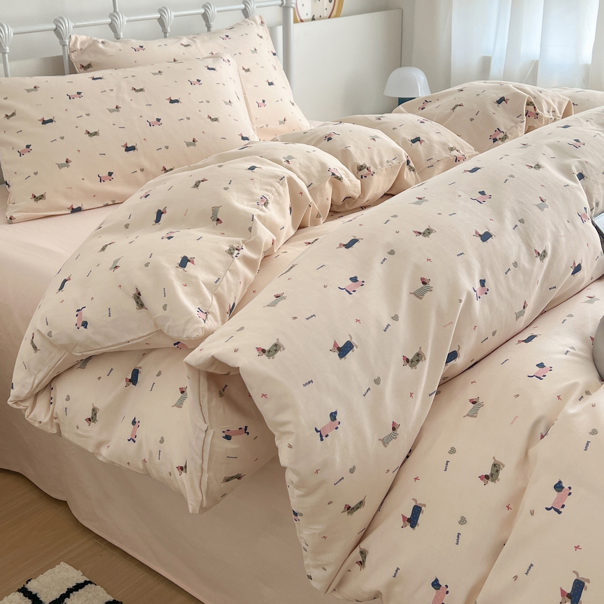 91家纺网 家纺一手货源 找家纺 早晨家纺 2026新款INS减龄可爱风卡通40支全棉纯棉色织水洗棉四件套 奶油小狗派对