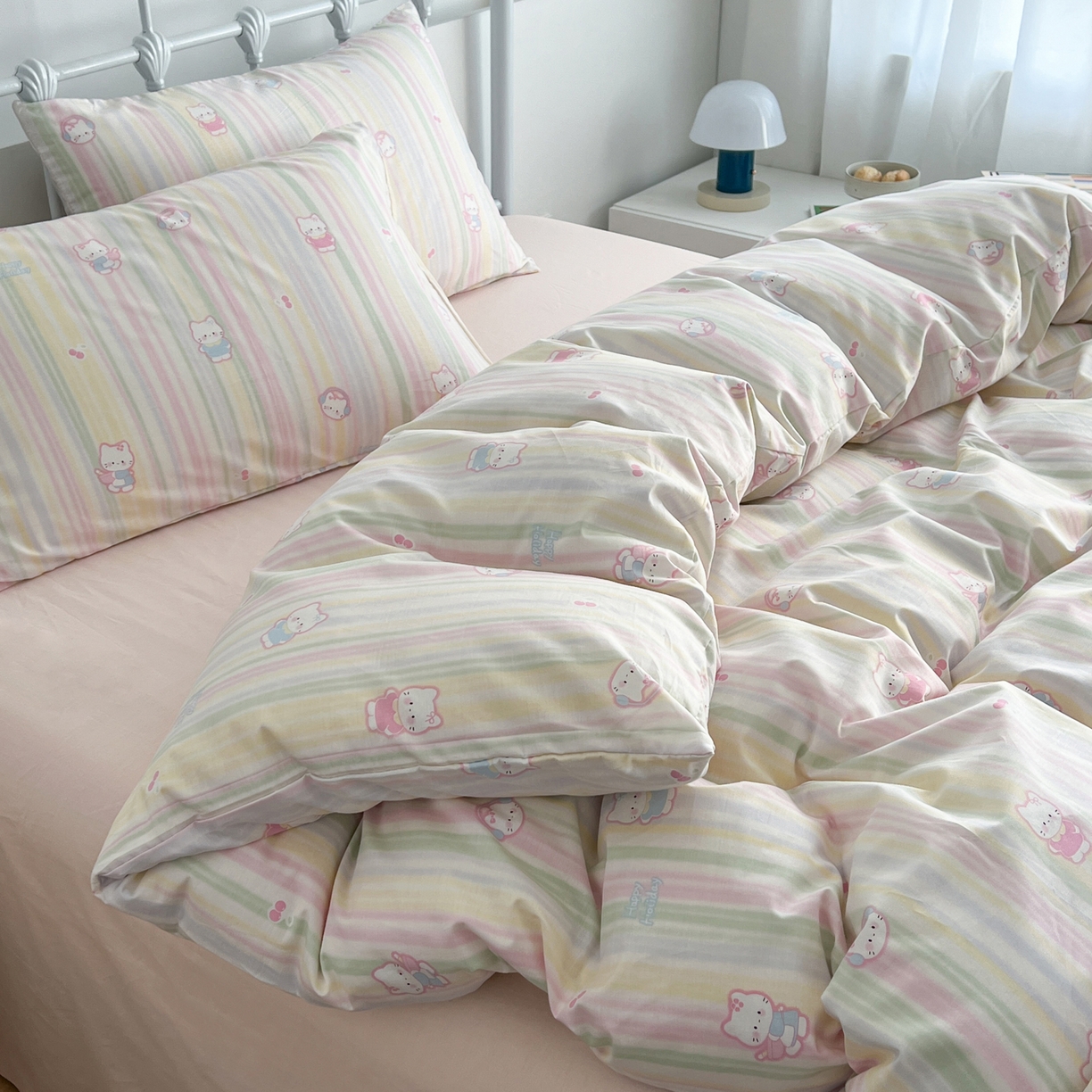 91家纺网 家纺一手货源 找家纺 早晨家纺 2026新款INS减龄可爱风卡通40支全棉纯棉色织水洗棉四件套 软糖彩虹小奶猫