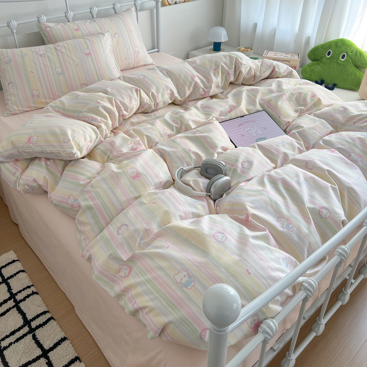 91家纺网 家纺一手货源 找家纺 早晨家纺 2026新款INS减龄可爱风卡通40支全棉纯棉色织水洗棉四件套 软糖彩虹小奶猫