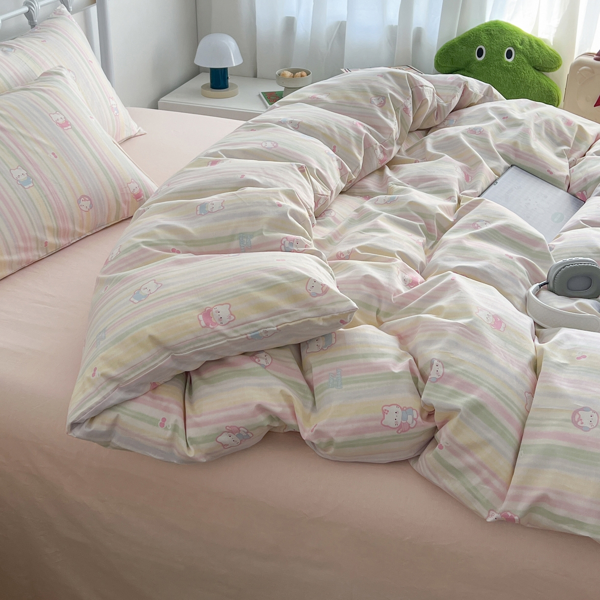 91家纺网 家纺一手货源 找家纺 早晨家纺 2026新款INS减龄可爱风卡通40支全棉纯棉色织水洗棉四件套 软糖彩虹小奶猫