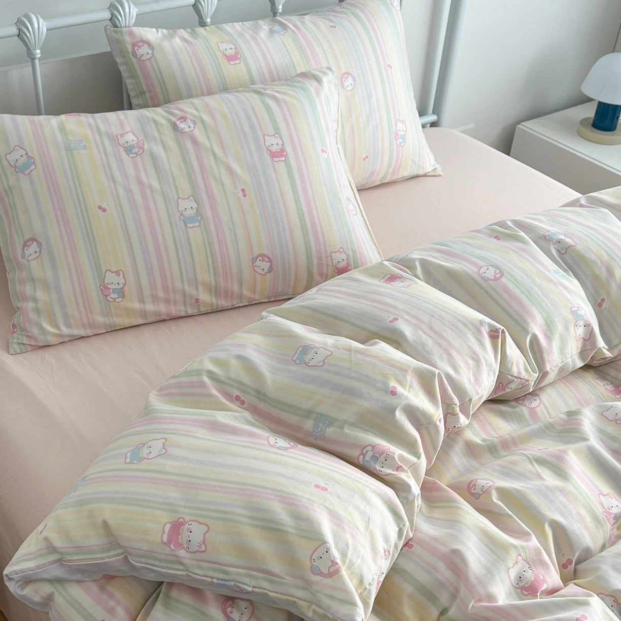 91家纺网 家纺一手货源 找家纺 早晨家纺 2026新款INS减龄可爱风卡通40支全棉纯棉色织水洗棉四件套 软糖彩虹小奶猫