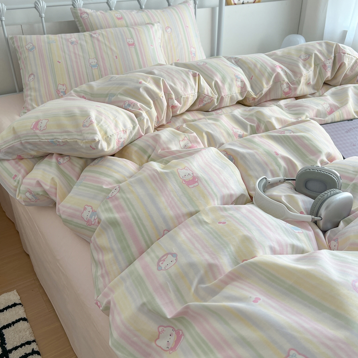 91家纺网 家纺一手货源 找家纺 早晨家纺 2026新款INS减龄可爱风卡通40支全棉纯棉色织水洗棉四件套 软糖彩虹小奶猫