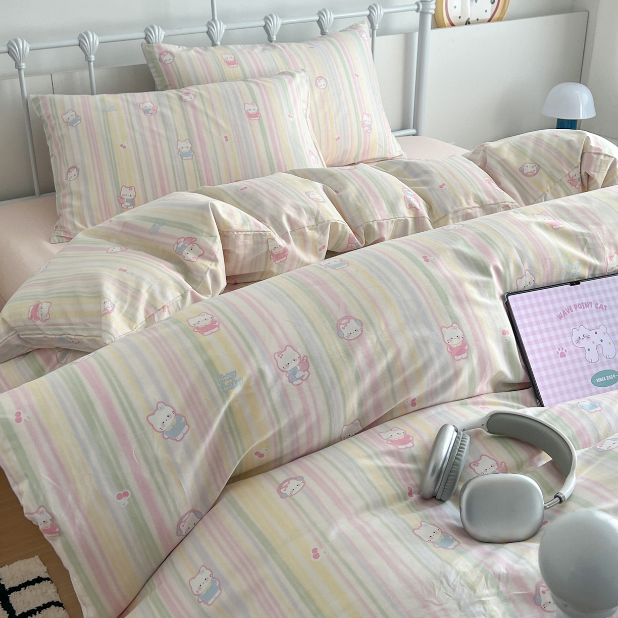 91家纺网 家纺一手货源 找家纺 早晨家纺 2026新款INS减龄可爱风卡通40支全棉纯棉色织水洗棉四件套 软糖彩虹小奶猫