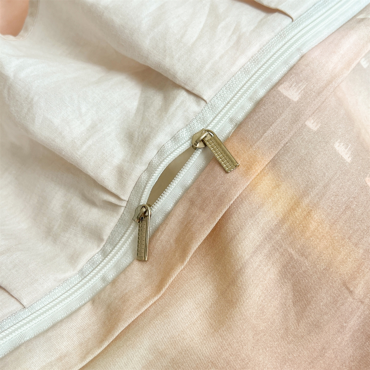 91家纺网 家纺一手货源 找家纺 宜凡家纺 2026新款全棉数码印花单层床裙三四件套①号系列四件套 光之羽 粉