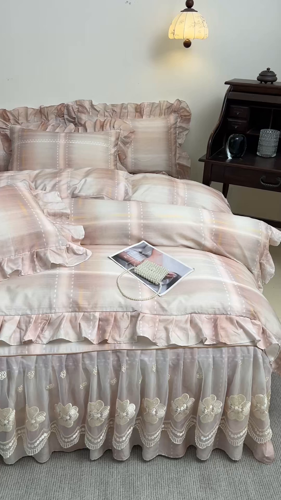 91家纺网 家纺一手货源 找家纺 宜凡家纺 2026新款全棉数码印花单层床裙三四件套①号系列四件套 光之羽 粉