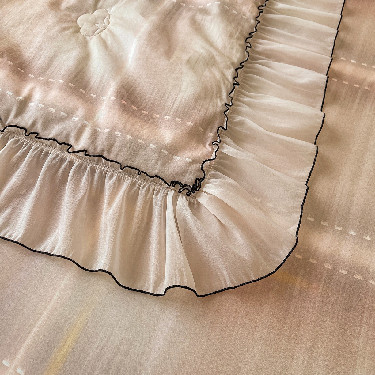 91家纺网 家纺一手货源 找家纺 宜凡家纺 2026新款全棉数码印花夏被床裙四件套①号系列 光之羽 粉