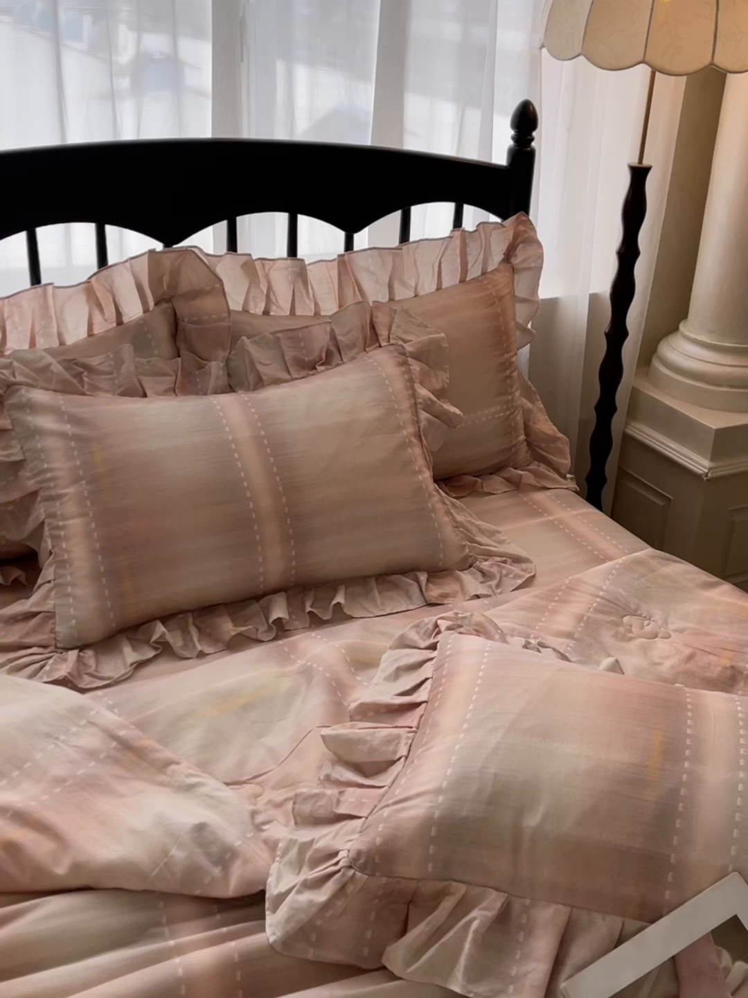 91家纺网 家纺一手货源 找家纺 宜凡家纺 2026新款全棉数码印花夏被床裙四件套①号系列 光之羽 粉