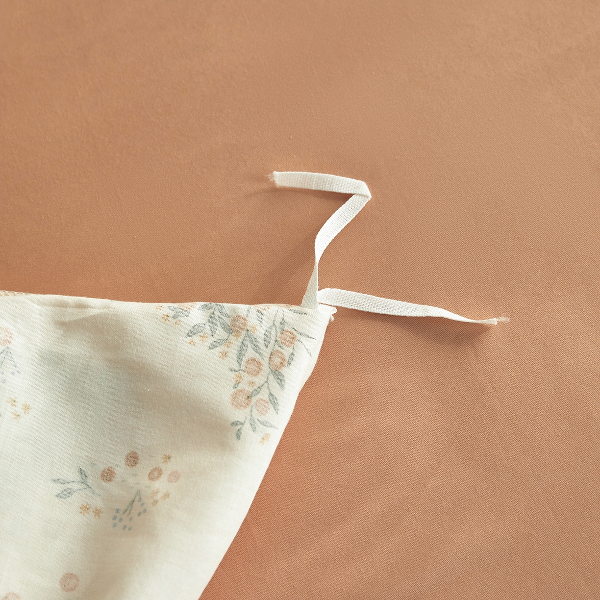 91家纺网 家纺一手货源 找家纺 绫韵家纺 2026新款全棉ins小碎花13372纯棉田园风简约四件套 陌上秋