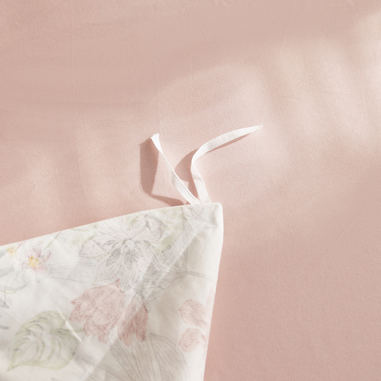 91家纺网 家纺一手货源 找家纺 绫韵家纺 2026新款全棉ins小碎花13372纯棉田园风简约四件套 轻语·米