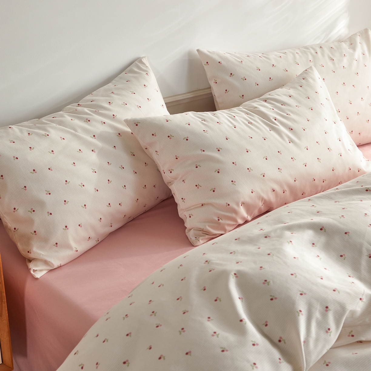 91家纺网 家纺一手货源 找家纺 绫韵家纺 2026新款全棉ins小碎花13372纯棉田园风简约四件套 桃点点