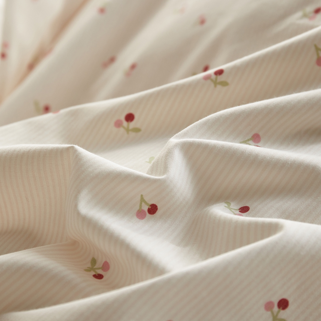 91家纺网 家纺一手货源 找家纺 绫韵家纺 2026新款全棉ins小碎花13372纯棉田园风简约四件套 桃点点