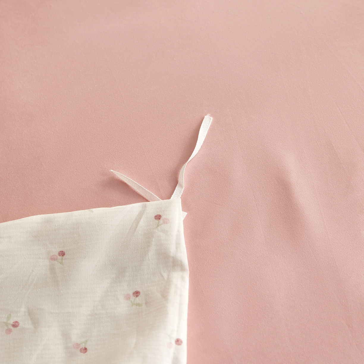 91家纺网 家纺一手货源 找家纺 绫韵家纺 2026新款全棉ins小碎花13372纯棉田园风简约四件套 桃点点