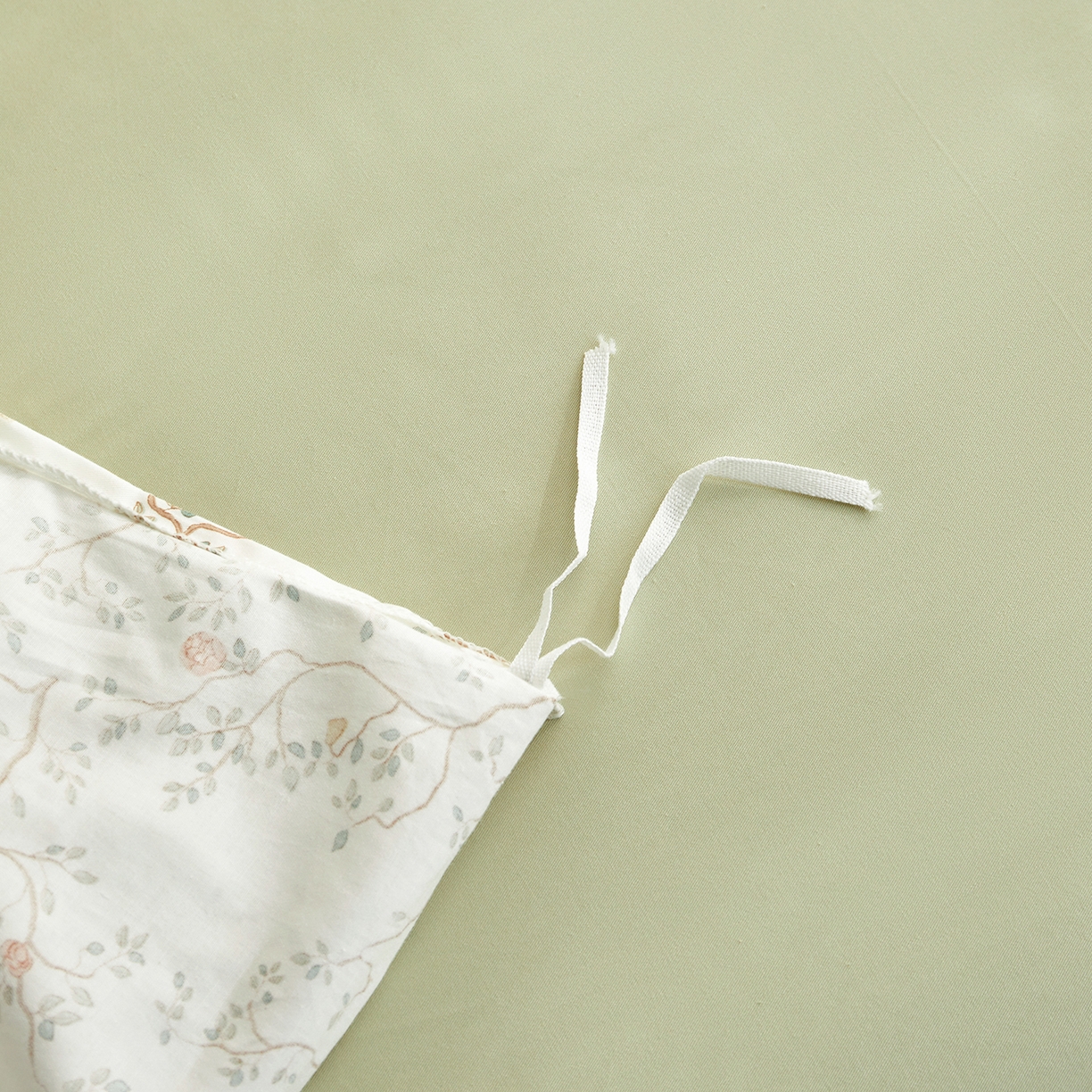 91家纺网 家纺一手货源 找家纺 绫韵家纺 2026新款全棉ins小碎花13372纯棉田园风简约四件套 兔趣花园