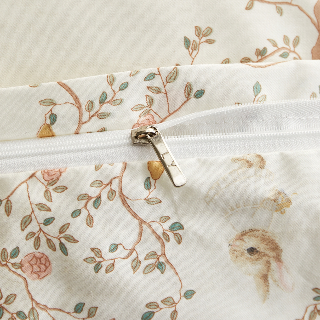 91家纺网 家纺一手货源 找家纺 绫韵家纺 2026新款全棉ins小碎花13372纯棉田园风简约四件套 兔趣花园