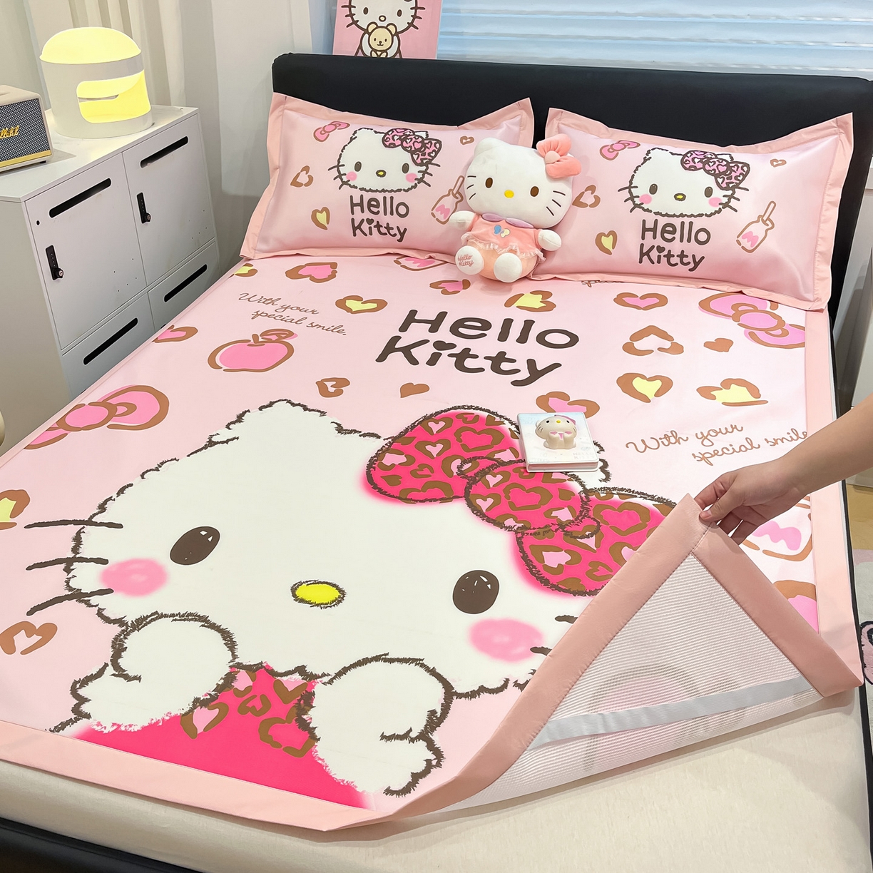 91家纺网 家纺一手货源 找家纺 暮思家居 2026新款正版授权A类大版数码印花三丽鸥1200D冰丝凉席可组合仿锦氨夏被 平铺款-豹纹KT猫