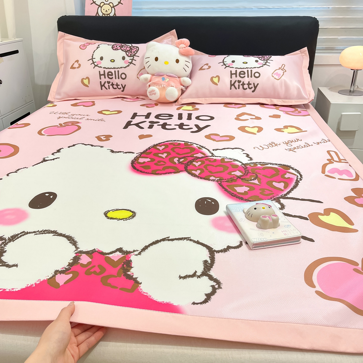 91家纺网 家纺一手货源 找家纺 暮思家居 2026新款正版授权A类大版数码印花三丽鸥1200D冰丝凉席可组合仿锦氨夏被 平铺款-豹纹KT猫