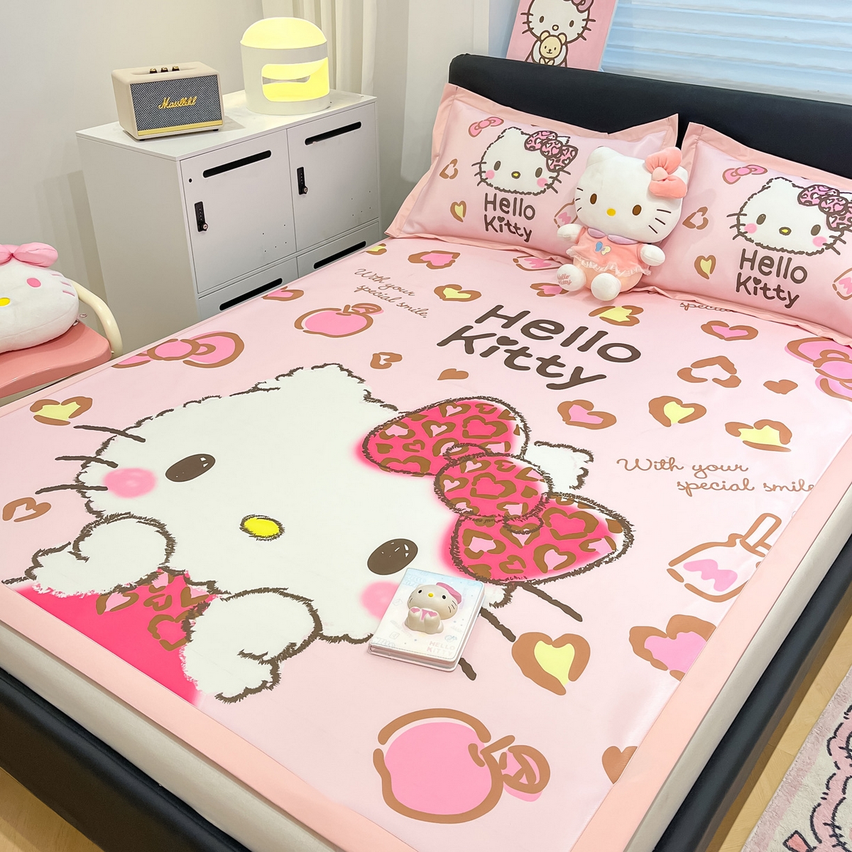 91家纺网 家纺一手货源 找家纺 暮思家居 2026新款正版授权A类大版数码印花三丽鸥1200D冰丝凉席可组合仿锦氨夏被 平铺款-豹纹KT猫