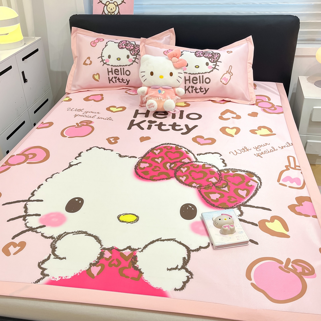 91家纺网 家纺一手货源 找家纺 暮思家居 2026新款正版授权A类大版数码印花三丽鸥1200D冰丝凉席可组合仿锦氨夏被 平铺款-豹纹KT猫