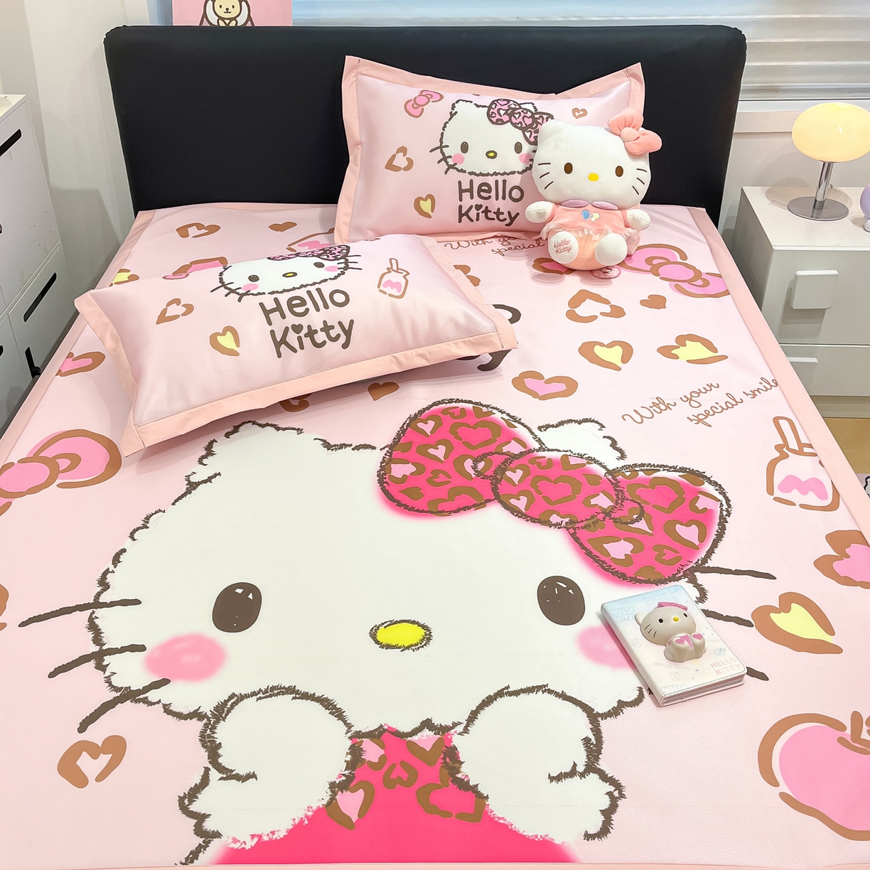 91家纺网 家纺一手货源 找家纺 暮思家居 2026新款正版授权A类大版数码印花三丽鸥1200D冰丝凉席可组合仿锦氨夏被 平铺款-豹纹KT猫