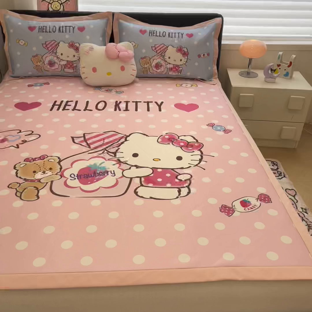 91家纺网 家纺一手货源 找家纺 暮思家居 2026新款正版授权A类大版数码印花三丽鸥1200D冰丝凉席可组合仿锦氨夏被 平铺款-草莓KT