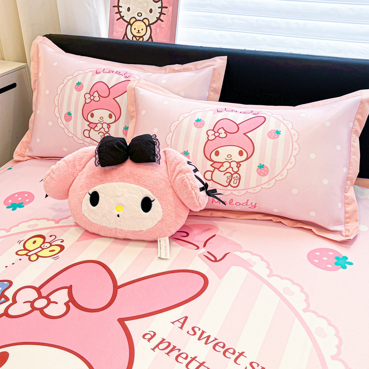 91家纺网 家纺一手货源 找家纺 暮思家居 2026新款正版授权A类大版数码印花三丽鸥1200D冰丝凉席可组合仿锦氨夏被 平铺款-草莓美乐蒂