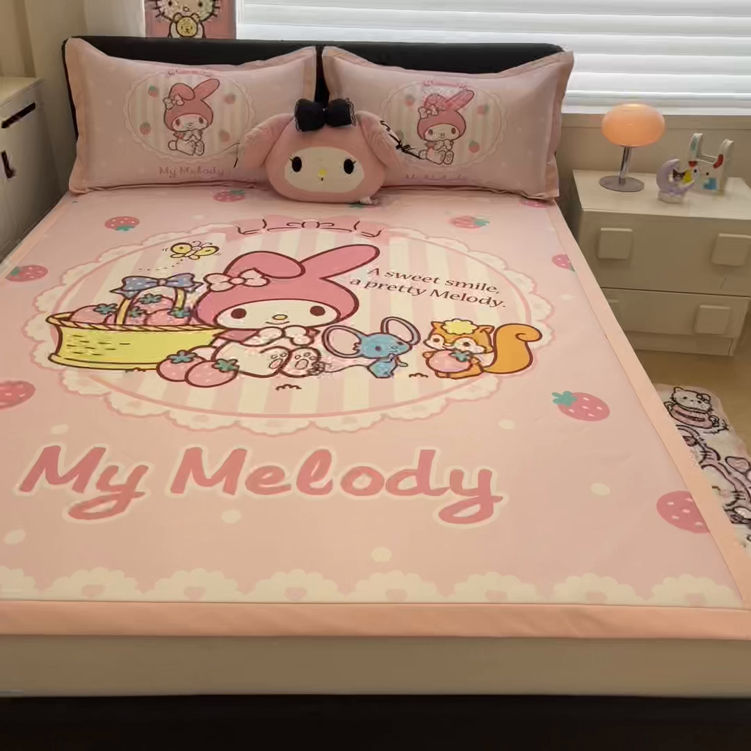 91家纺网 家纺一手货源 找家纺 暮思家居 2026新款正版授权A类大版数码印花三丽鸥1200D冰丝凉席可组合仿锦氨夏被 平铺款-草莓美乐蒂