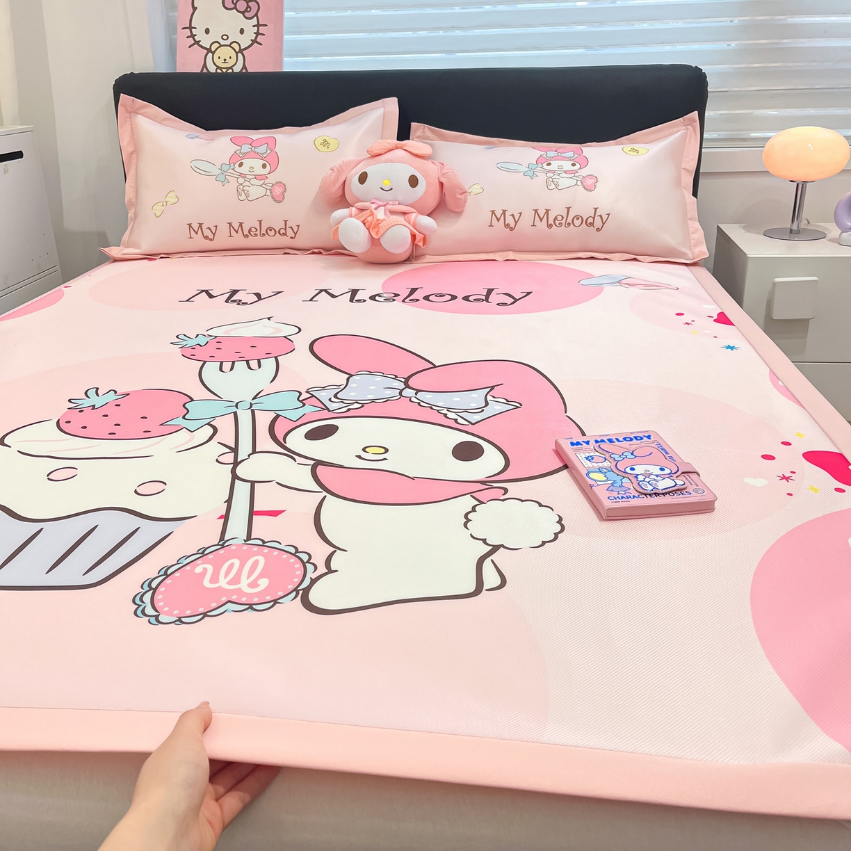 91家纺网 家纺一手货源 找家纺 暮思家居 2026新款正版授权A类大版数码印花三丽鸥1200D冰丝凉席可组合仿锦氨夏被 平铺款-蛋糕美乐蒂