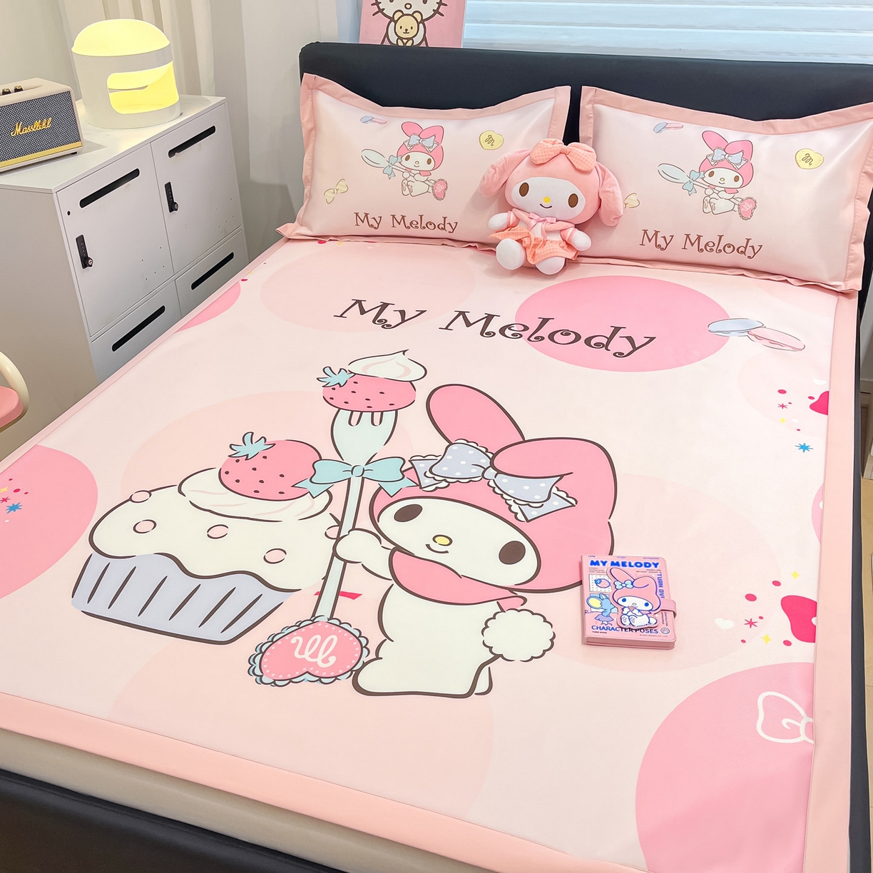 91家纺网 家纺一手货源 找家纺 暮思家居 2026新款正版授权A类大版数码印花三丽鸥1200D冰丝凉席可组合仿锦氨夏被 平铺款-蛋糕美乐蒂