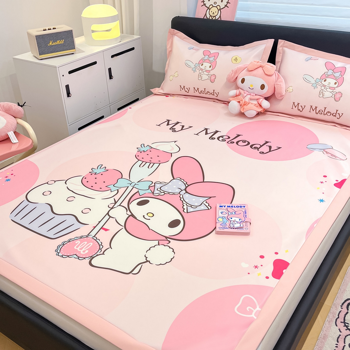 91家纺网 家纺一手货源 找家纺 暮思家居 2026新款正版授权A类大版数码印花三丽鸥1200D冰丝凉席可组合仿锦氨夏被 平铺款-蛋糕美乐蒂