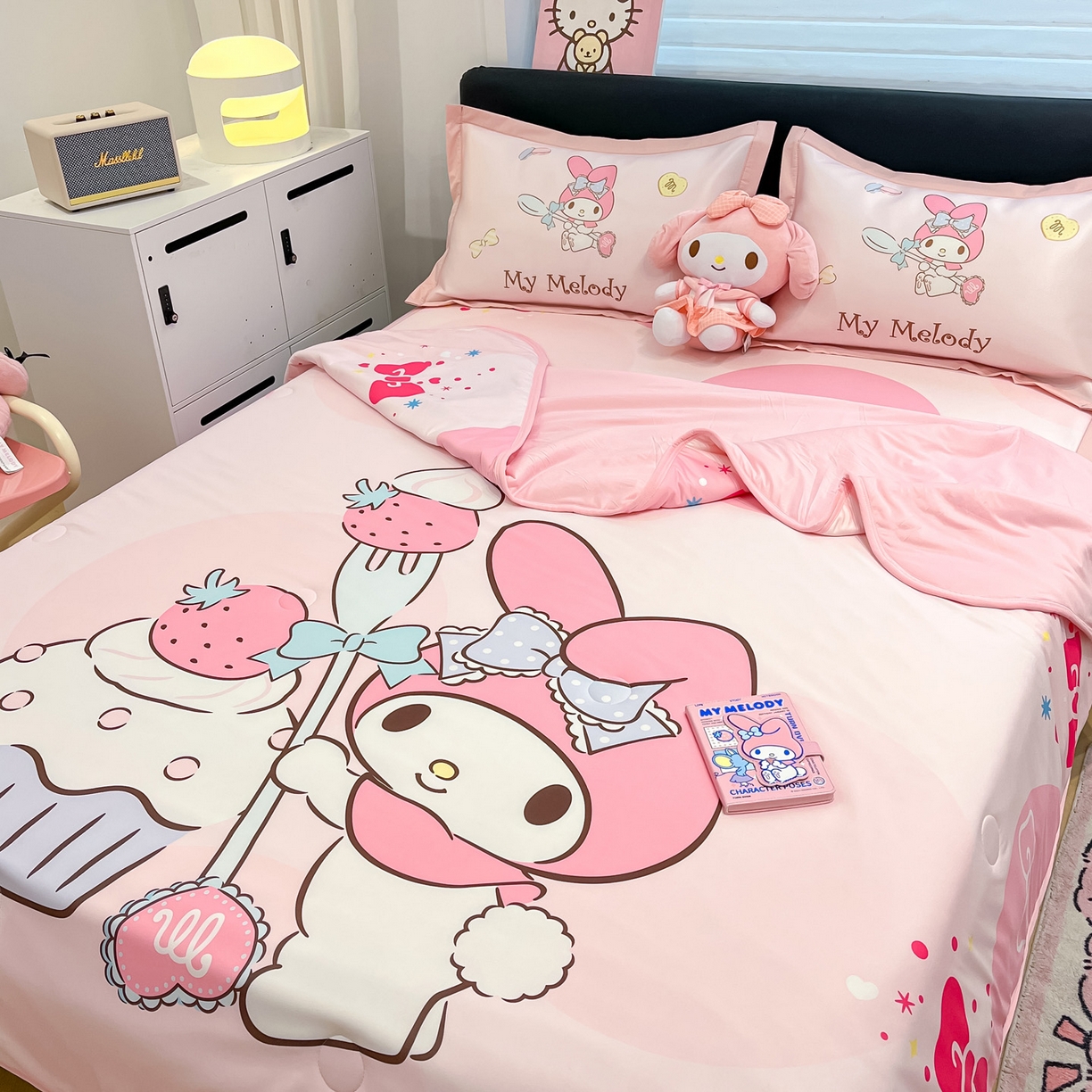 91家纺网 家纺一手货源 找家纺 暮思家居 2026新款正版授权A类大版数码印花三丽鸥1200D冰丝凉席可组合仿锦氨夏被 平铺款-蛋糕美乐蒂