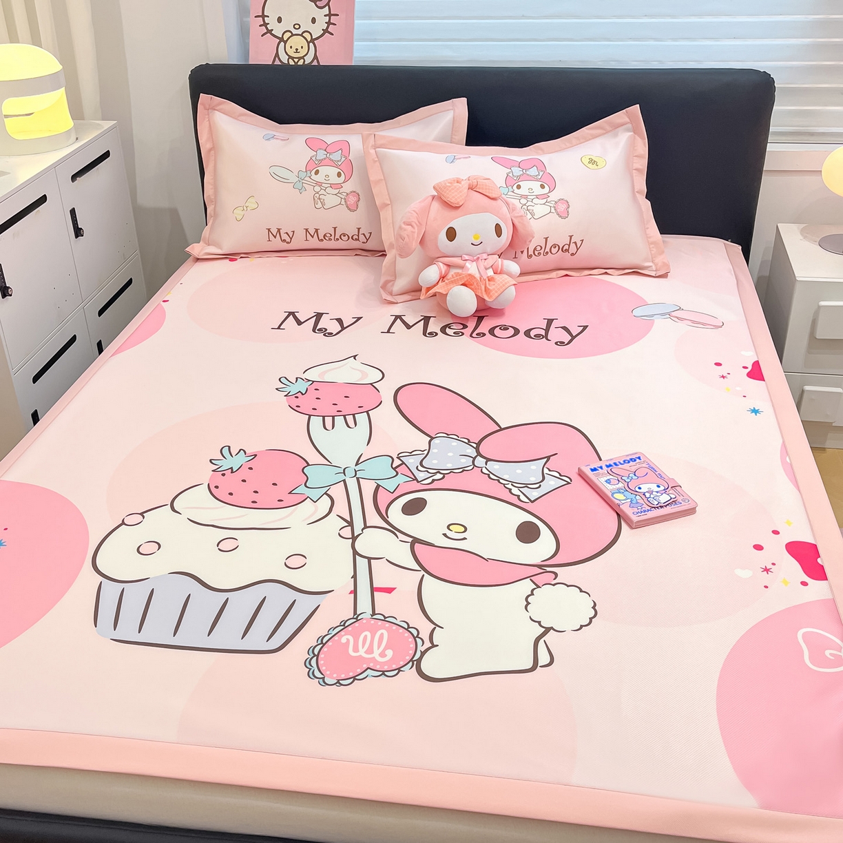 91家纺网 家纺一手货源 找家纺 暮思家居 2026新款正版授权A类大版数码印花三丽鸥1200D冰丝凉席可组合仿锦氨夏被 平铺款-蛋糕美乐蒂